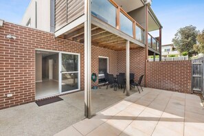 Outdoor dining - Dunes House, Gas Fire, 80m to beach, Pet friendly (Ocean Grove)