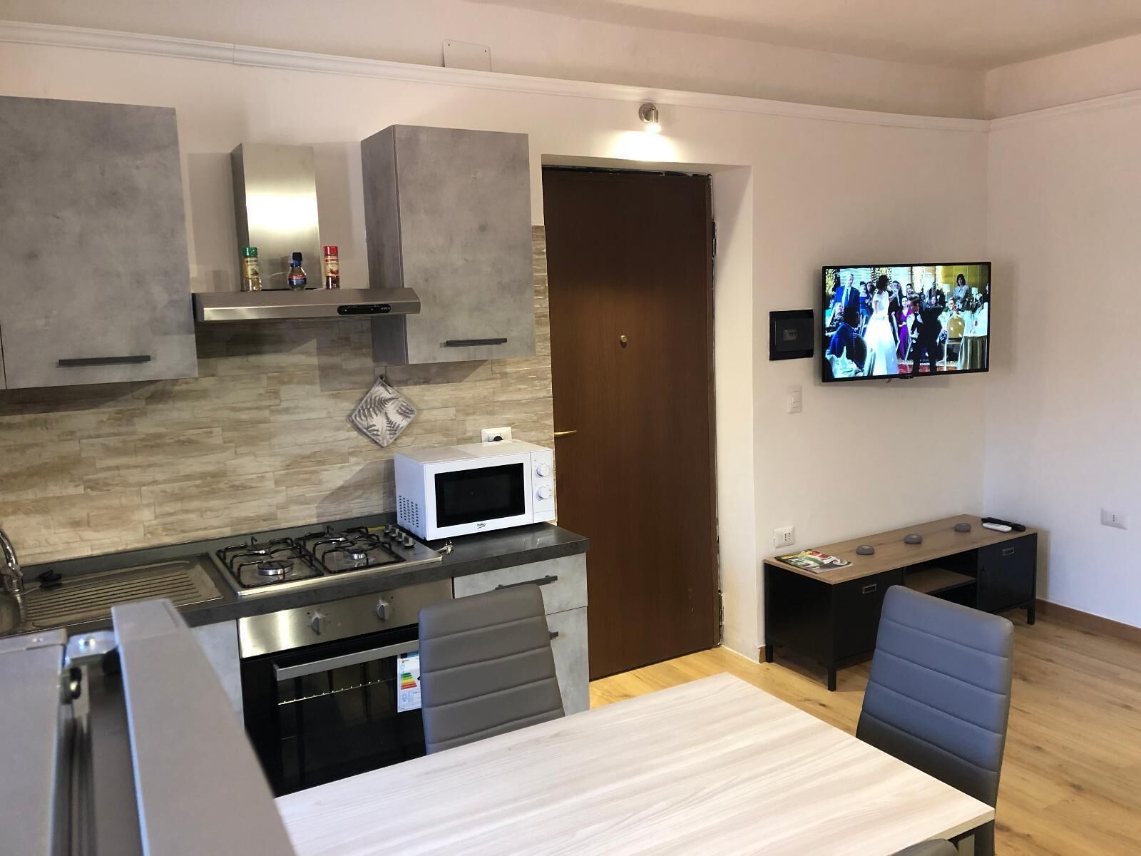 Frigorífico, microondas, horno y placa de cocina