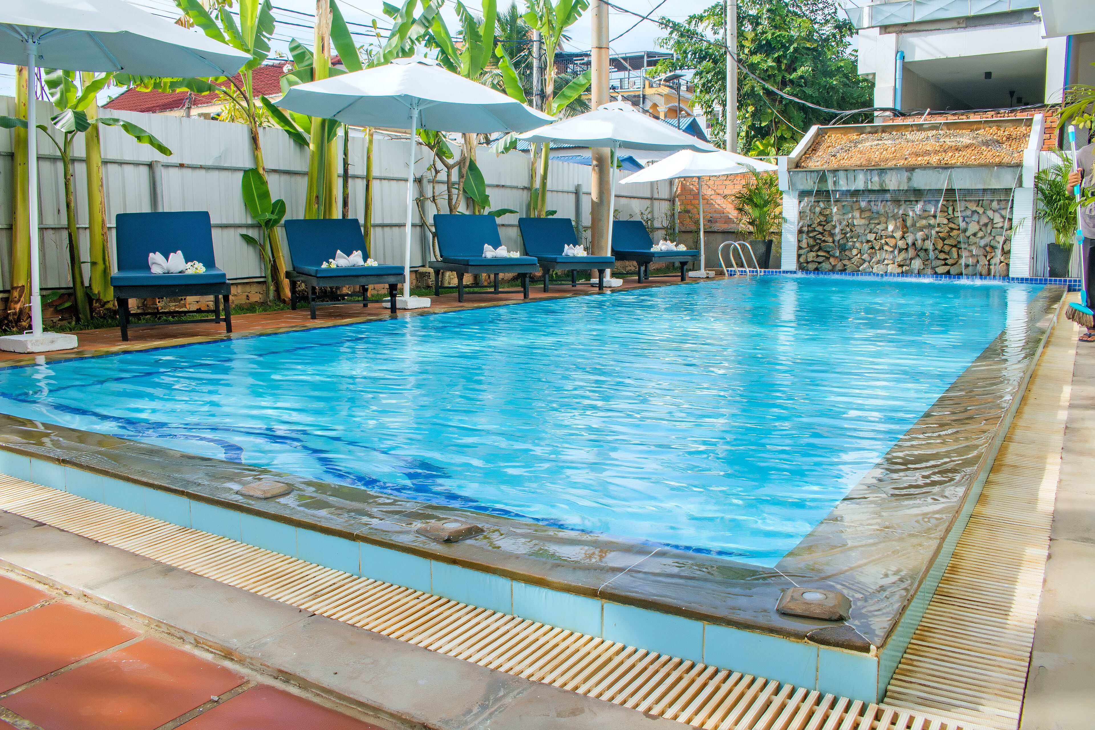 15 piscines extérieures, parasols de plage