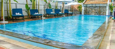 15 piscines extérieures, parasols de plage