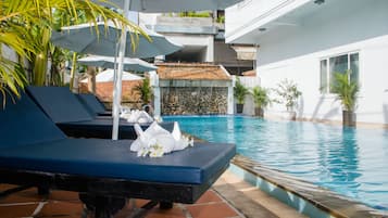 Bar tepi kolam renang