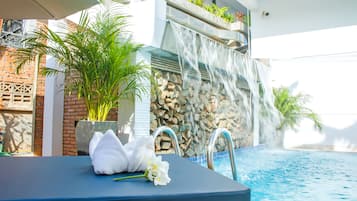 15 albercas al aire libre y sombrillas en la alberca