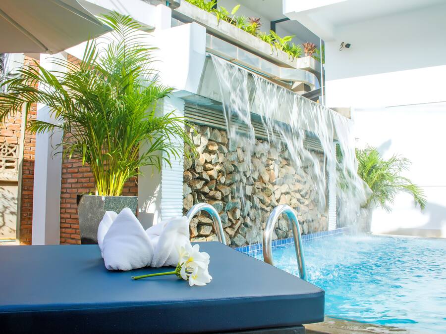 Una piscina al aire libre