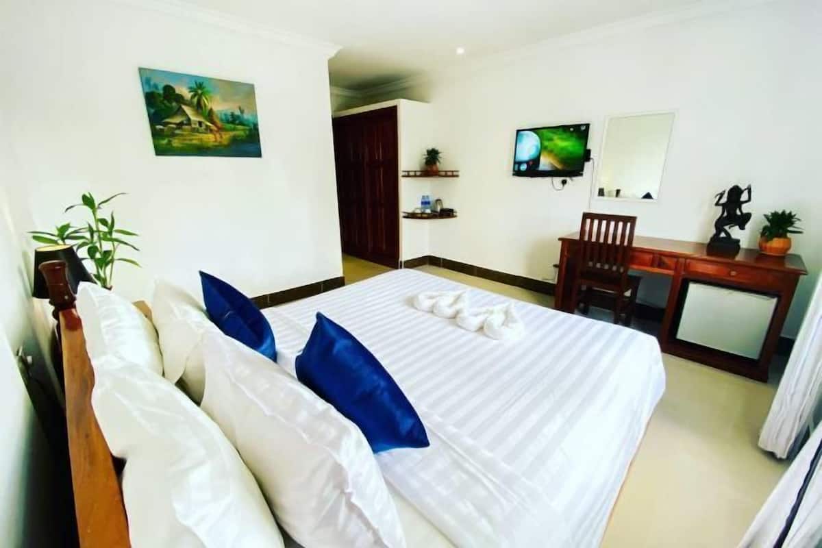 Literie hypoallergénique, surmatelas, minibar, bureau