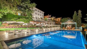 Piscine à débordement, chaises longues