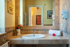 Shower, hair dryer, bidet, towels