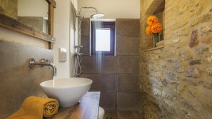 Badewanne, Haartrockner, Bidet, Handtücher