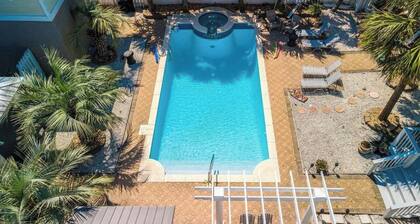 Modern Poolside villa: Steps to the sand, modern comforts, ultimate relaxation