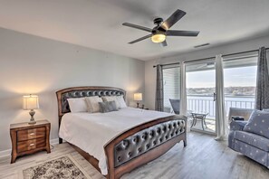 3 bedrooms, desk, iron/ironing board, travel cot - Lakefront Retreat: Prime Osage Beach Location! (Osage Beach)