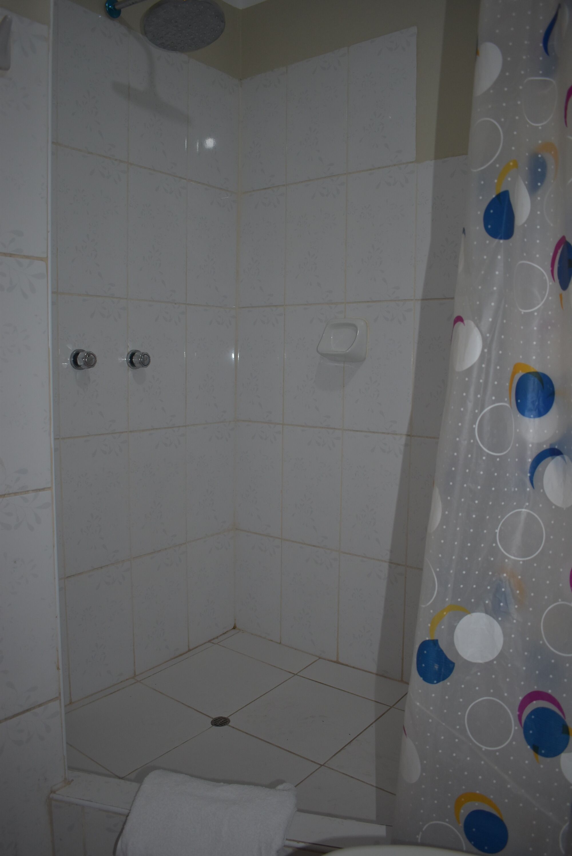 Chambre Double Standard, vue ville | Salle de bain | Douche, douche à « effet pluie », sèche-cheveux, serviettes fournies