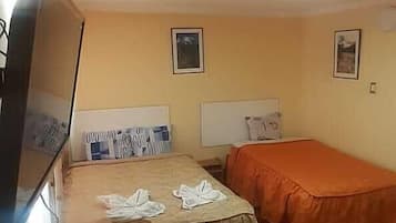 Triple Room | Down duvets, laptop workspace, free WiFi, bed sheets