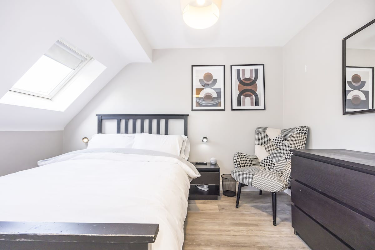 Habitación básica doble | Cortinas blackout, tabla de planchar con plancha y wifi gratis