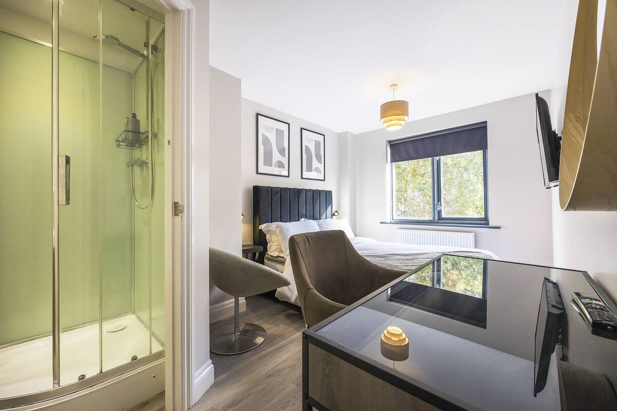 Deluxe Double Room | Blackout drapes, iron/ironing board, WiFi (free), bed sheets