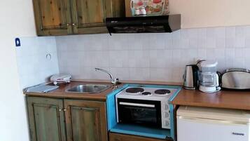 Jääkaappi, uuni, liesi, kahvin-/teenkeitin