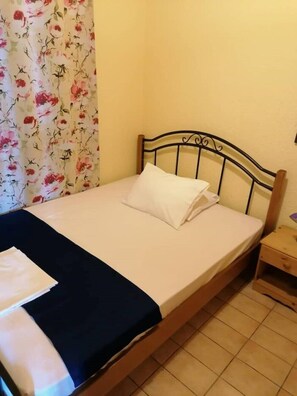 2 bedrooms, desk, iron/ironing board, travel cot