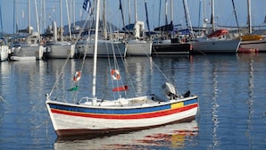 Ein Yachthafen mit mehreren vor Anker liegenden Booten.