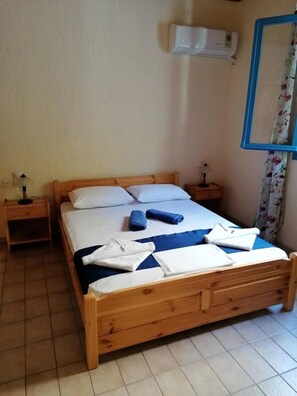 2 habitaciones, escritorio y tabla de planchar con plancha 