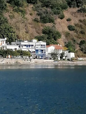 Exterior - "Eftopia Sea front apt.( 67 sq.m.), 3min. from the beach!! (Glossa Skopelos Island)