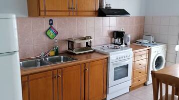 Jääkaappi, uuni, liesi, kahvin-/teenkeitin