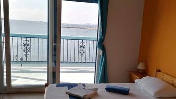 1 makuuhuone, työpöytä, silitysrauta/-lauta, vauvan matkasänky