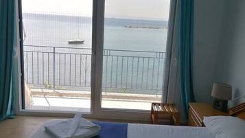 2 makuuhuonetta, työpöytä, silitysrauta/-lauta, vauvan matkasänky