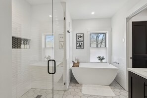 Baignoire, sèche-cheveux, serviettes fournies, shampoing