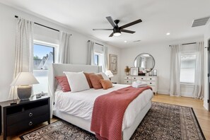5 habitaciones, escritorio y tabla de planchar con plancha 