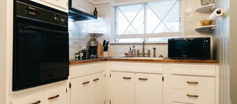 "The Berry" Mid-Century Modern Stay w/ 3BR - UK