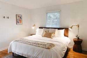 3 slaapkamers, een strijkplank/strijkijzer, reisbedje, gratis wifi