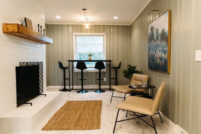 "The Berry" Mid-Century Modern Stay w/ 3BR - UK