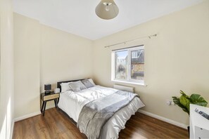 4 bedrooms, desk, iron/ironing board, WiFi
