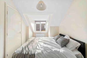 4 bedrooms, desk, iron/ironing board, WiFi