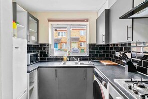 Fridge, microwave, oven, stovetop - Long Stay Discount-6Beds-Wifi-Free Parking (Greater London)