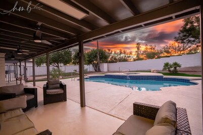 Beautiful Desert Oasis w/Pool, Spa, Putting Green, Pickleball and Game Room!