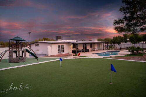 Spacious Desert Retreat: Pickleball, Pool & Spa, Putting Green, & Playground 