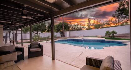 Beautiful Desert Oasis w/Pool, Spa, Putting Green, Pickleball and Game Room!