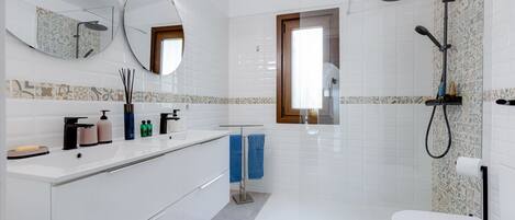 Douche, serviettes fournies, savon, shampooing