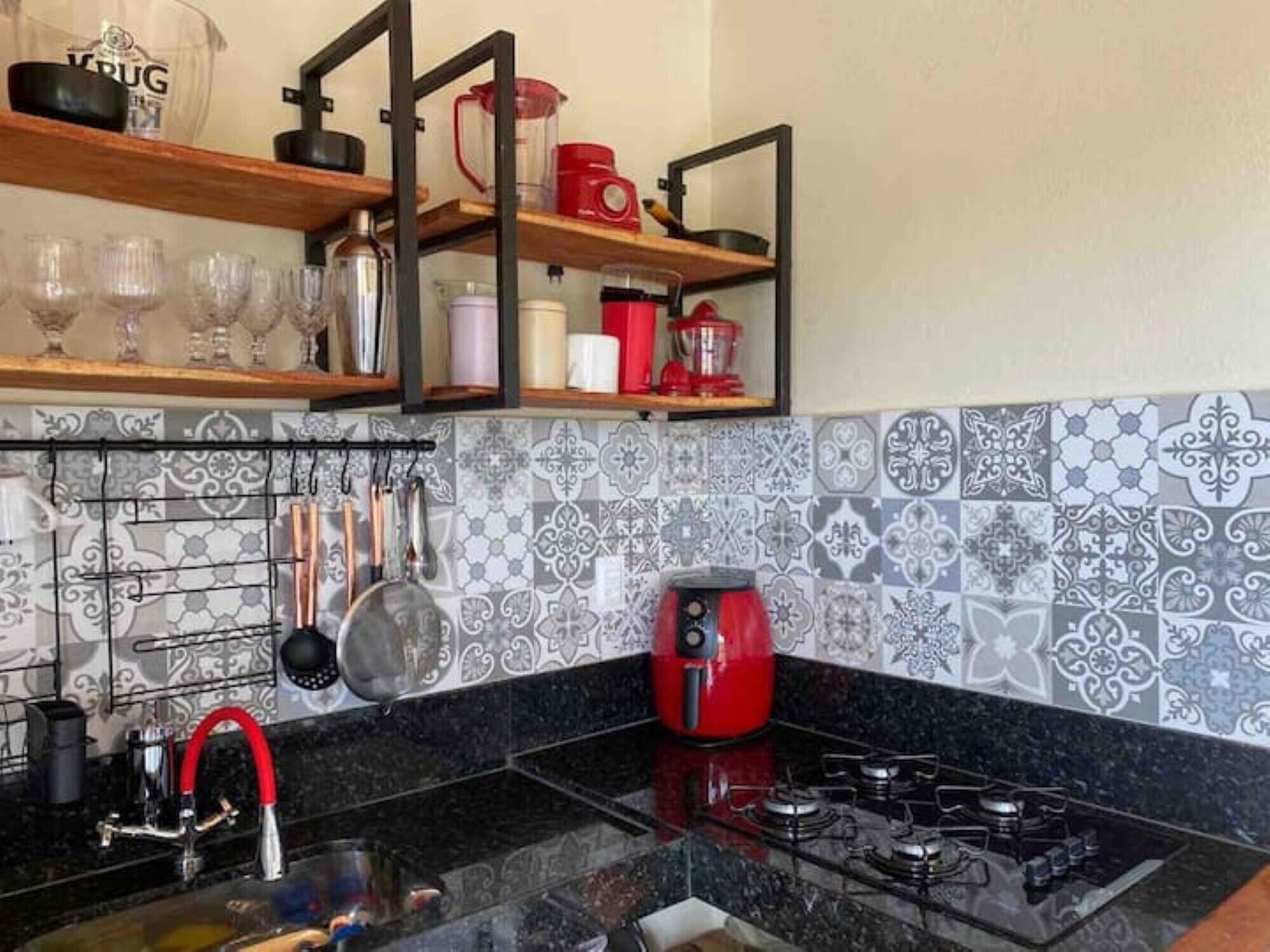 Cafeteira/chaleira, geladeira, micro-ondas, fogão