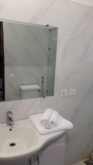 Quarto casal luxo | Banheiro | Chuveiro, produtos de toalete grátis, toalhas de banho 