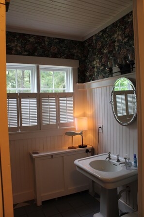 Baignoire, sèche-cheveux, serviettes fournies, papier toilette