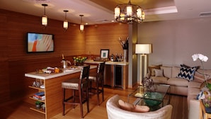 Riverview Suite with Stunning RiverViews | 거실 공간