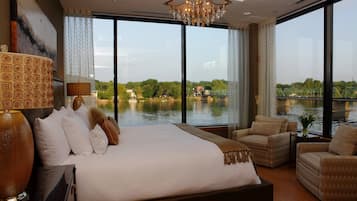 Riverview Suite with Stunning RiverViews | Luxe beddengoed, Tempur Pedic-bedden, een kluis op de kamer, een bureau