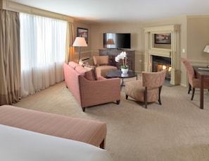King Suite with Partial River views | Premium bedding, Tempur-Pedic beds, in-room safe, desk - Lambertville Station Restaurant and Inn (Lambertville)