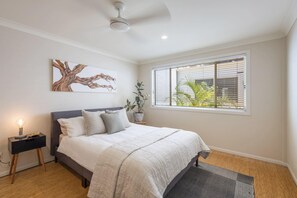 3 habitaciones, escritorio, tabla de planchar con plancha y wifi