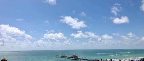 靠近海滩、沙滩椅、沙滩毛巾