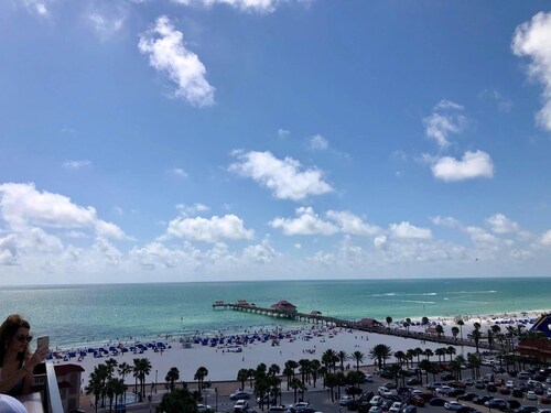 Luxe townhouse 2 blk walk to Clearwater Beach, Pier 60, Rooftop patio sunsets