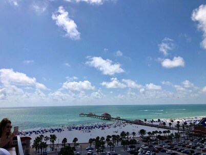 Luxe townhouse 2 blk walk to Clearwater Beach, Pier 60, Rooftop patio sunsets