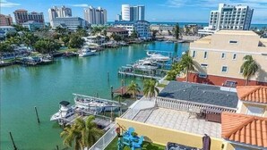 Un puerto deportivo con barcos amarrados, un jacuzzi y un patio con sillas y una mesa.