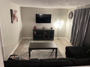 Smart TV, futbolito, libros y oficina 