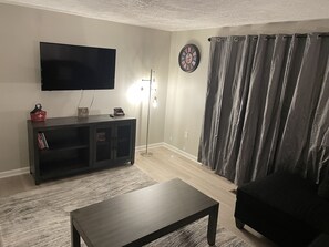 Smart TV, futbolito, libros y oficina 